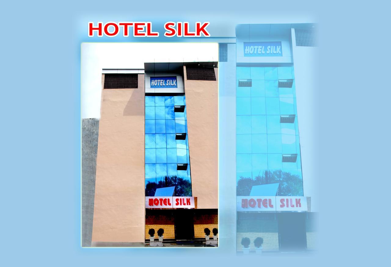 Hotel Silk Haldwāni Extérieur photo