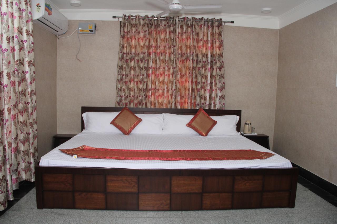 Hotel Silk Haldwāni Extérieur photo