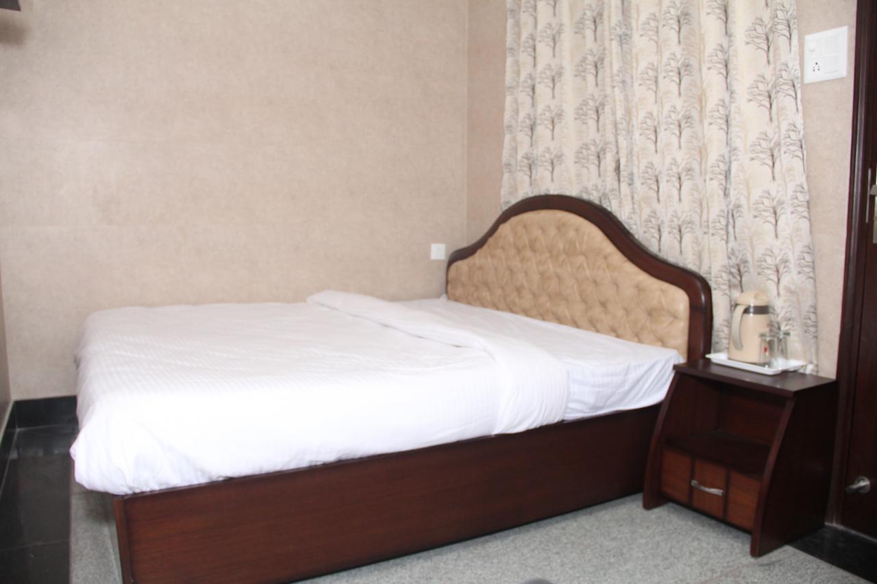 Hotel Silk Haldwāni Extérieur photo