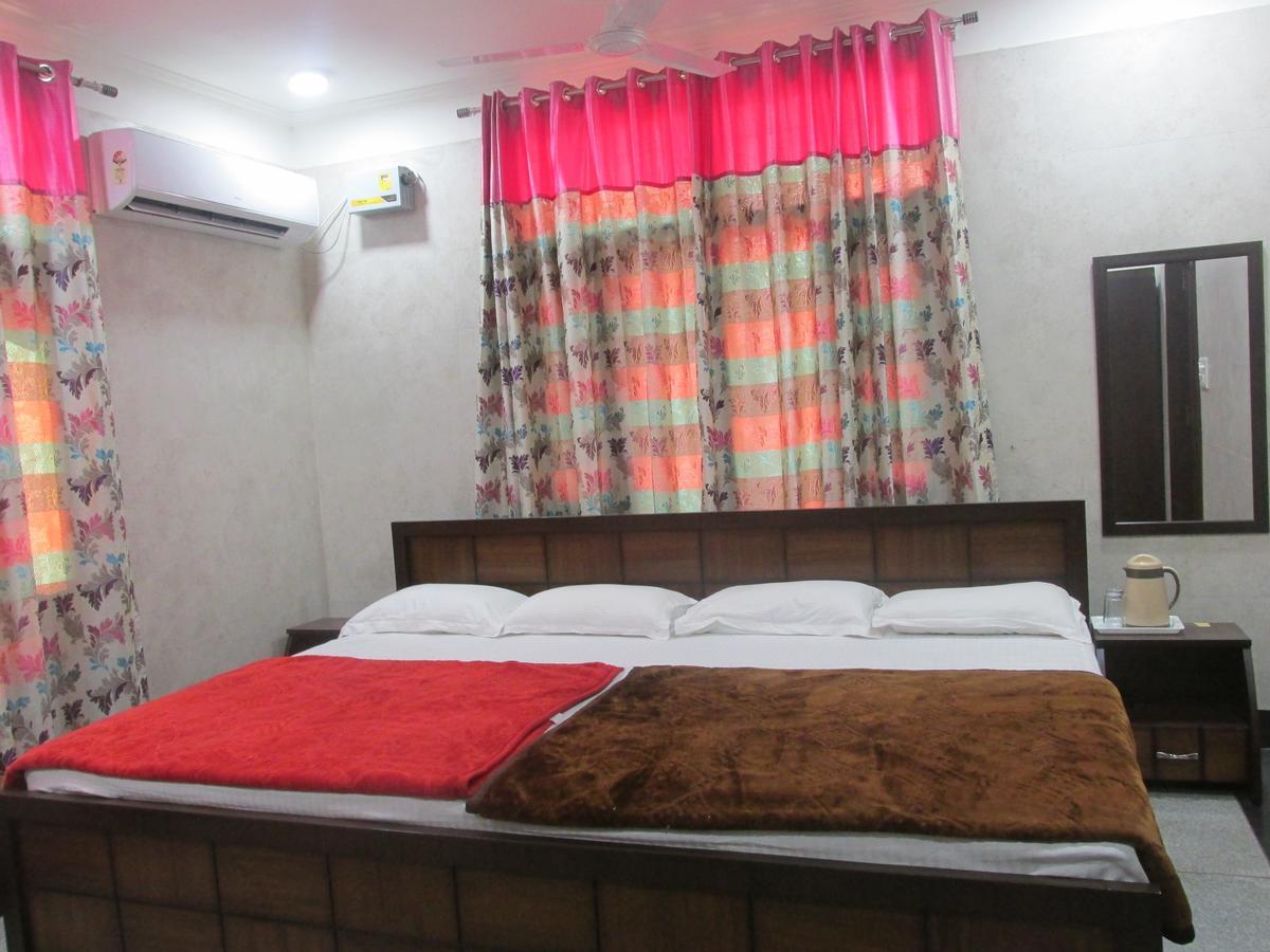 Hotel Silk Haldwāni Extérieur photo